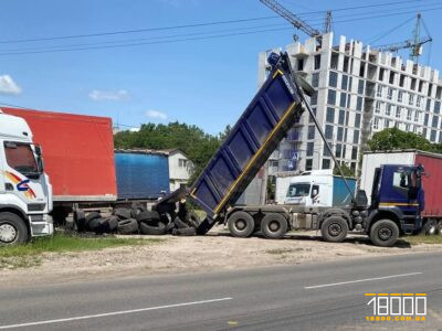 з вантажівки викидають шини