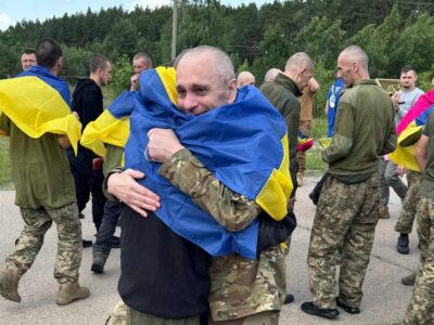 звільнені військовополонені обіймаються