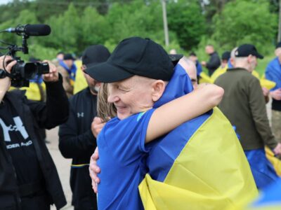 жінка обіймає звільненого з полону військового