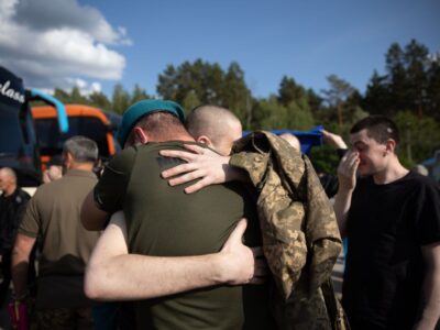 звільнені військовополонені обіймаються