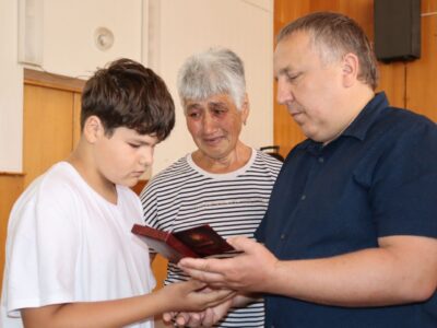 родині передають нагороду