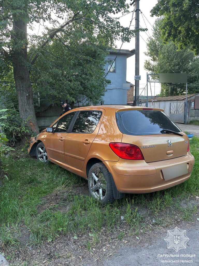 машина, яка врізалася у дерево