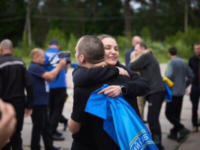 жінка обіймає військового