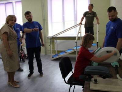 люди у кімнаті