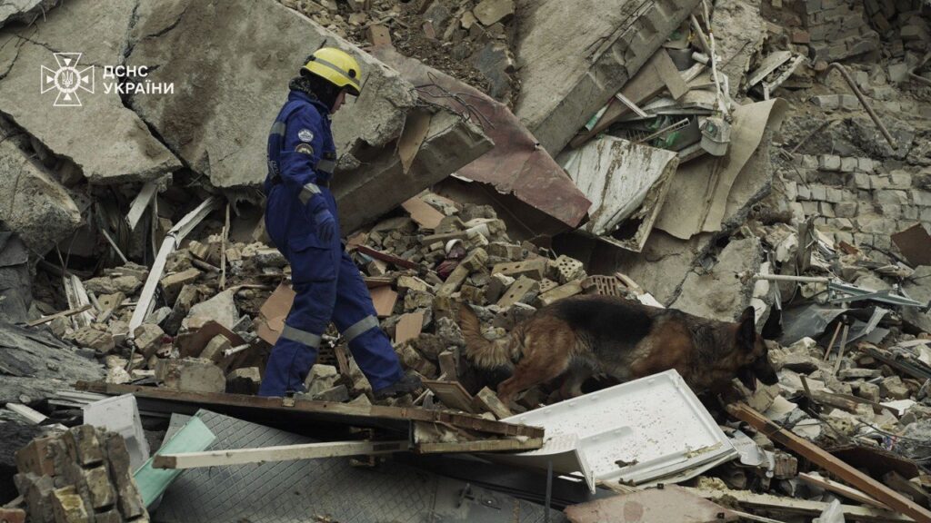 рятувальники розбирають завали будинку
