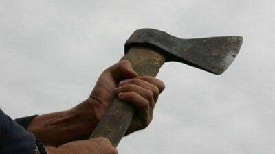 чоловік із сокирою