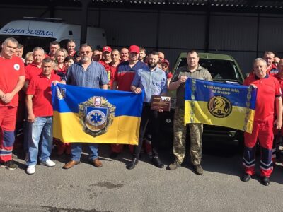 медики з Умані під час передачі авто військовим отримали прапори бригад