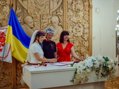 реєстрація шлюбу між велосипедистами