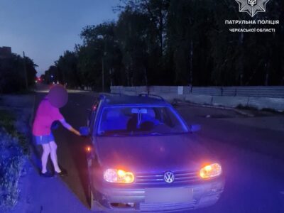 Зупинений фольцваген гольф на дорозі