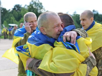 два військові обімаються