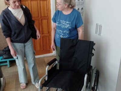 двоє жінок біля крісла колісного