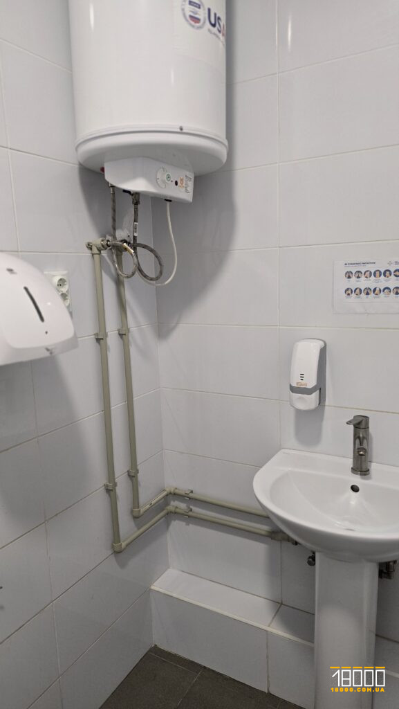 умивальник в туалеті поліклініки №1 у Черкасах