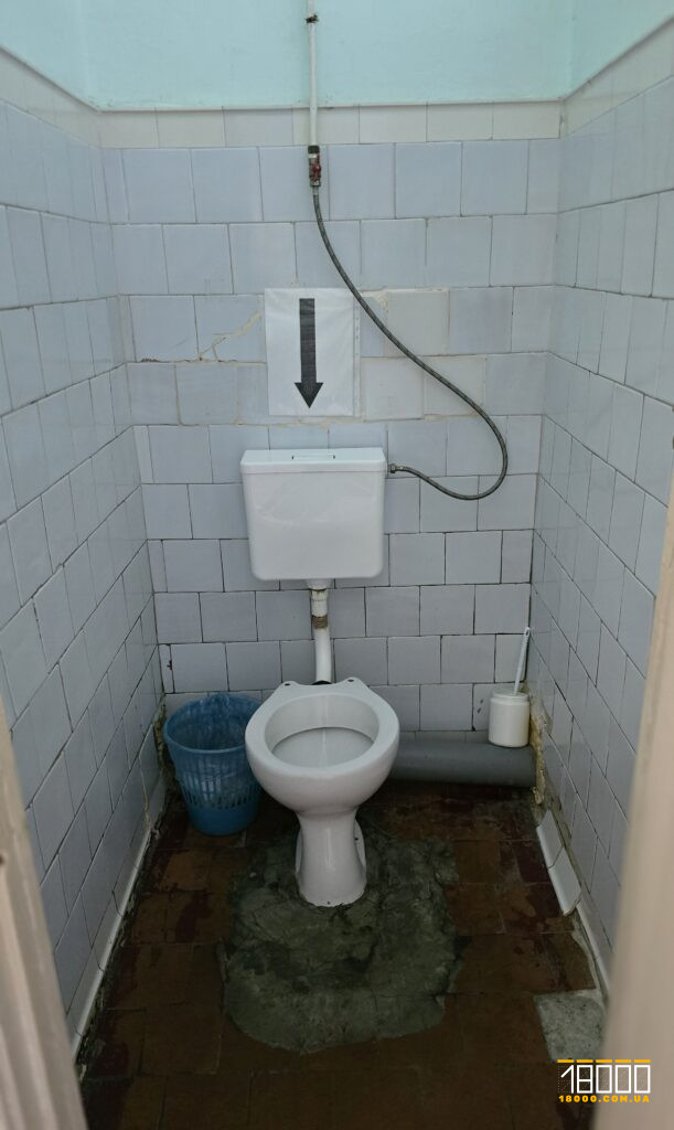 унітаз в туалетній кабінці у поліклініці №1