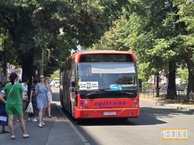 автобус на зупинці у Черкасах