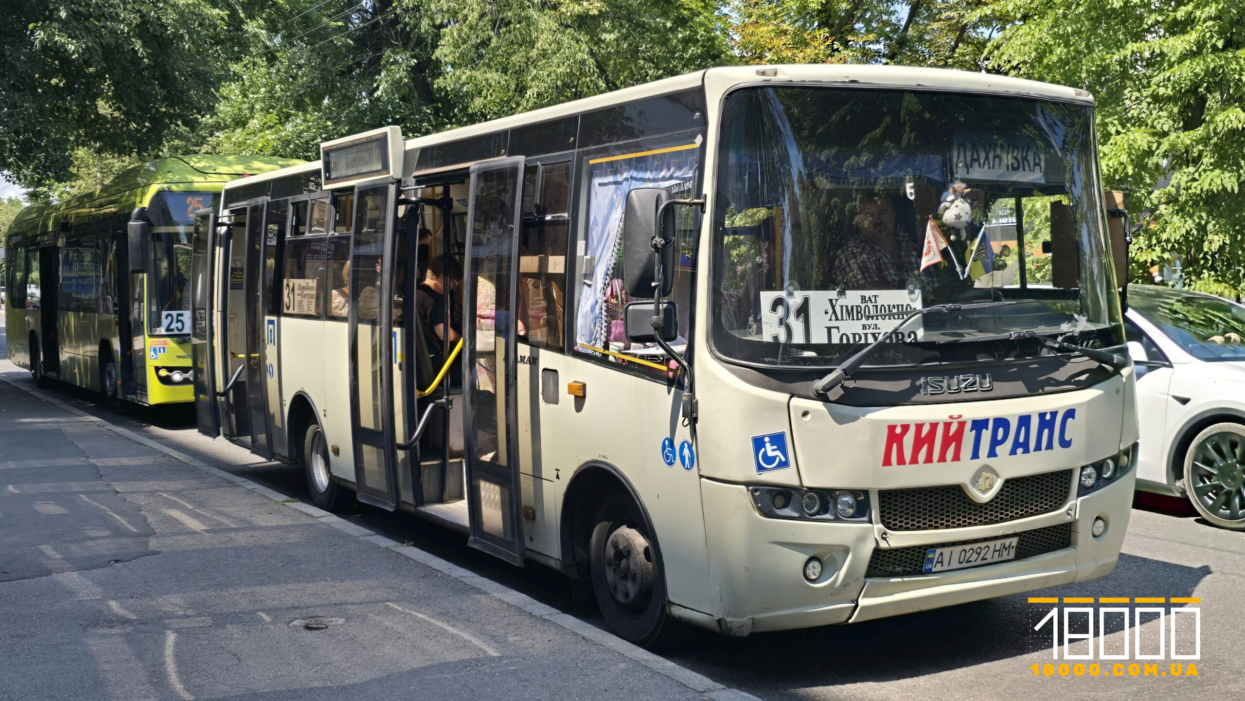 автобус на зупинці у Черкасах