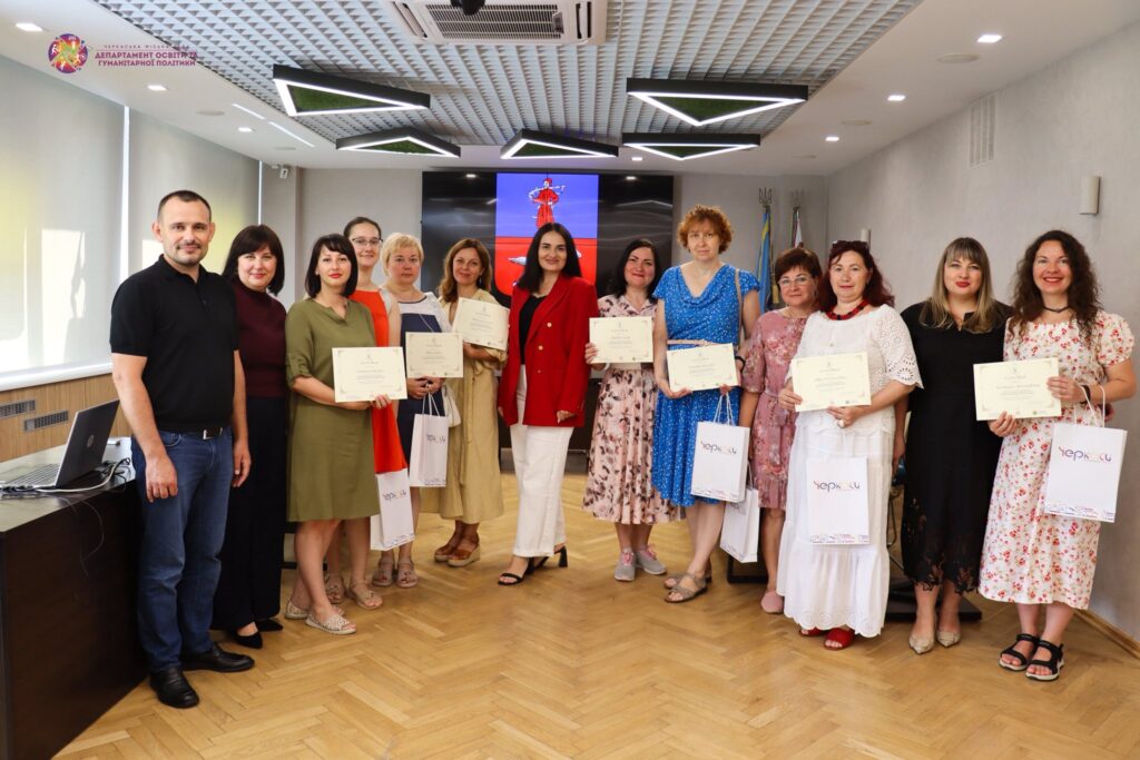 вчителі з дипломами