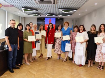 вчителі з дипломами