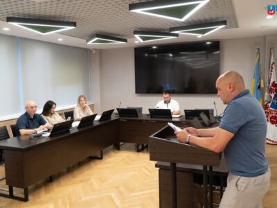 чиновники в залі