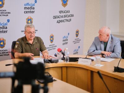 дві людини за столом