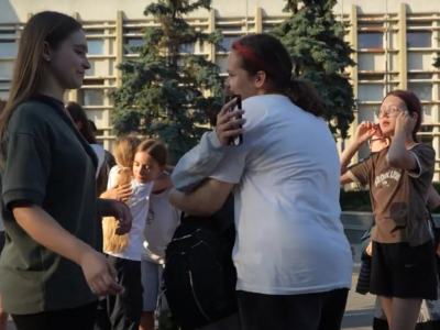 діти обнімаються