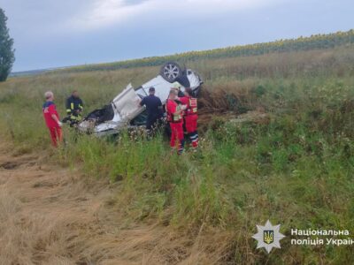 авто з'їхало у кювет і перевернулося