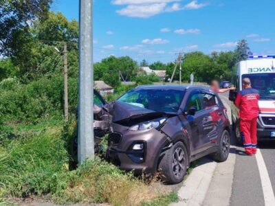 авто в'їхало у стовп, на місці ДТП працює "швидка"