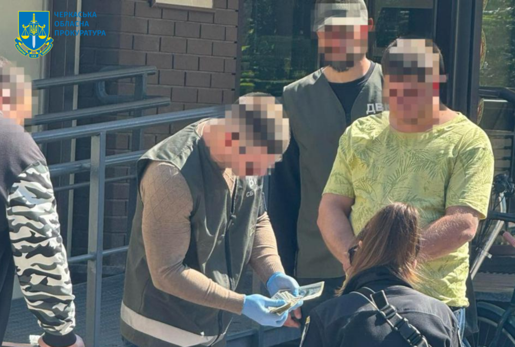 чоловік рахує гроші