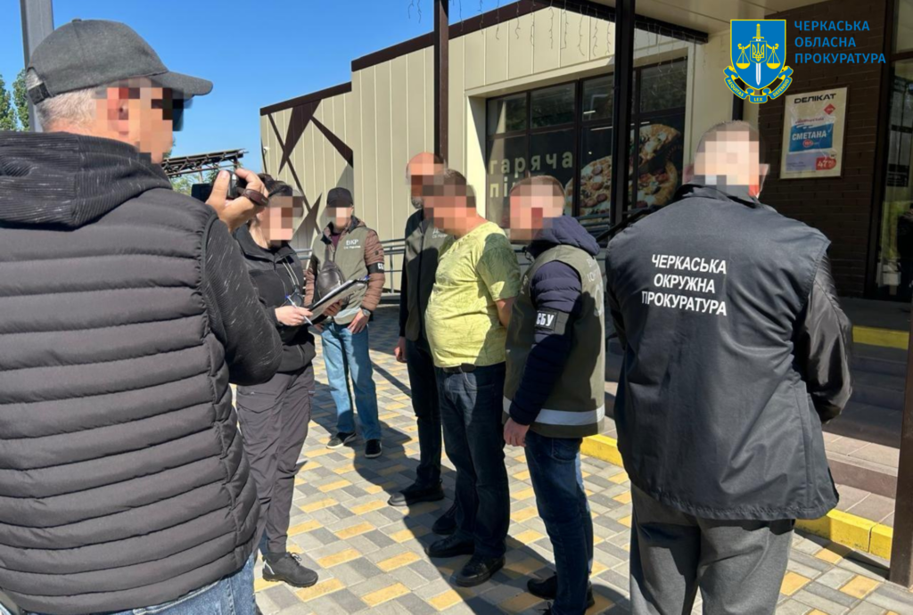 правоохоронці затримують порушника