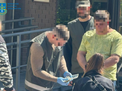 чоловік рахує гроші