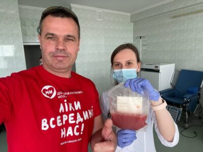 лікарі з донорським матеріалом