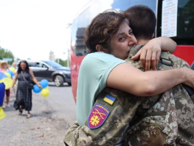 жінка обіймає військового