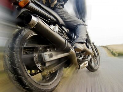 мотоцикл їде по дорозі