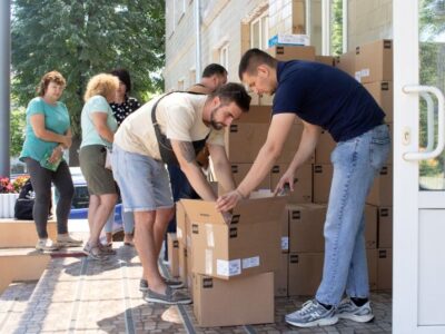 вивантажують коробки