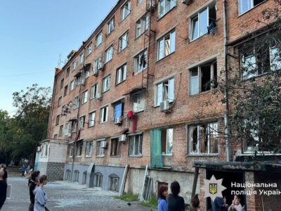 будинок з розбитими вікнами