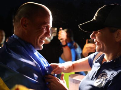 на захисника вдягають прапор