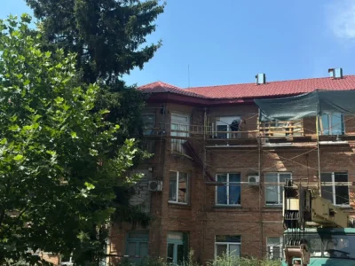 Покрівля триповерхового комплексу Першої міської лікарні