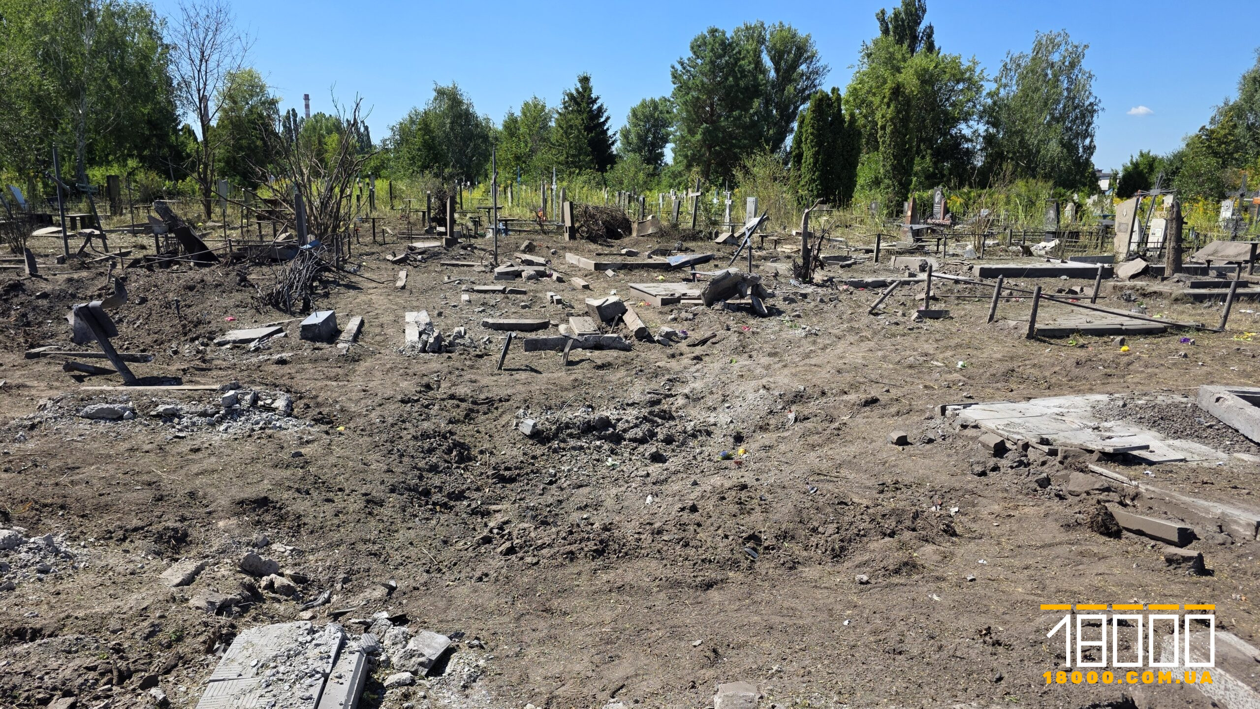 зруйновані могили на кладовищі після ракетного удару