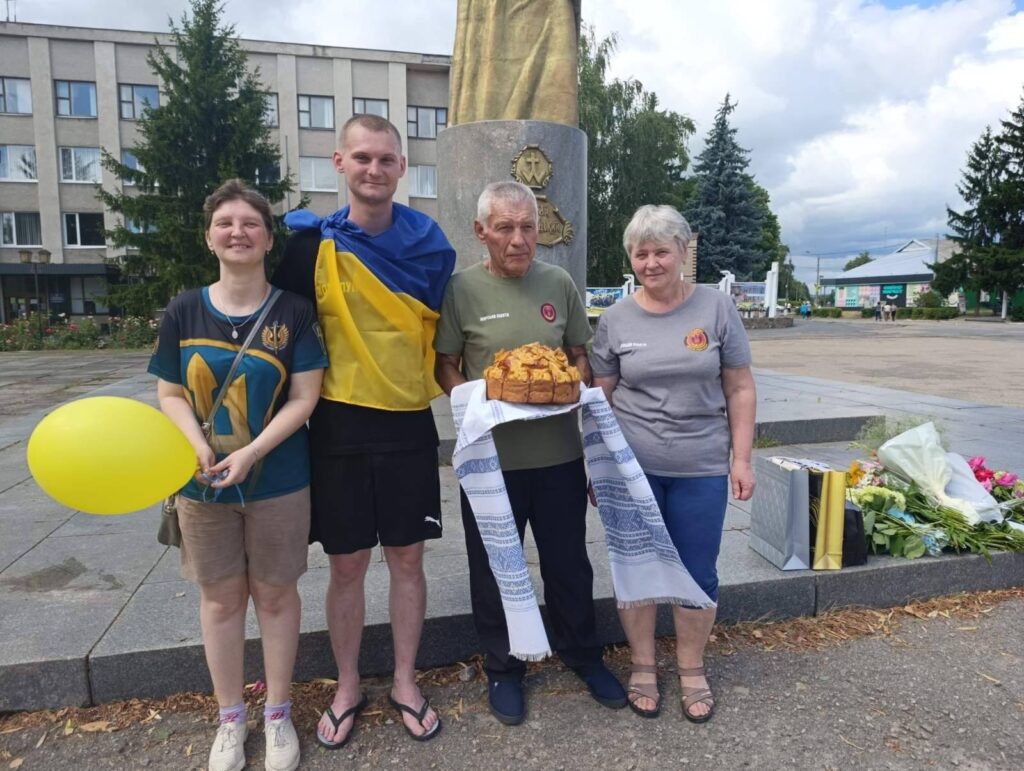 чотири людини у центрі села