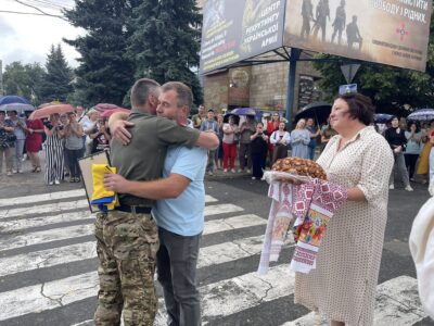 люди обнімаються