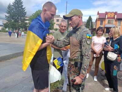 чоловіки тиснуть руки