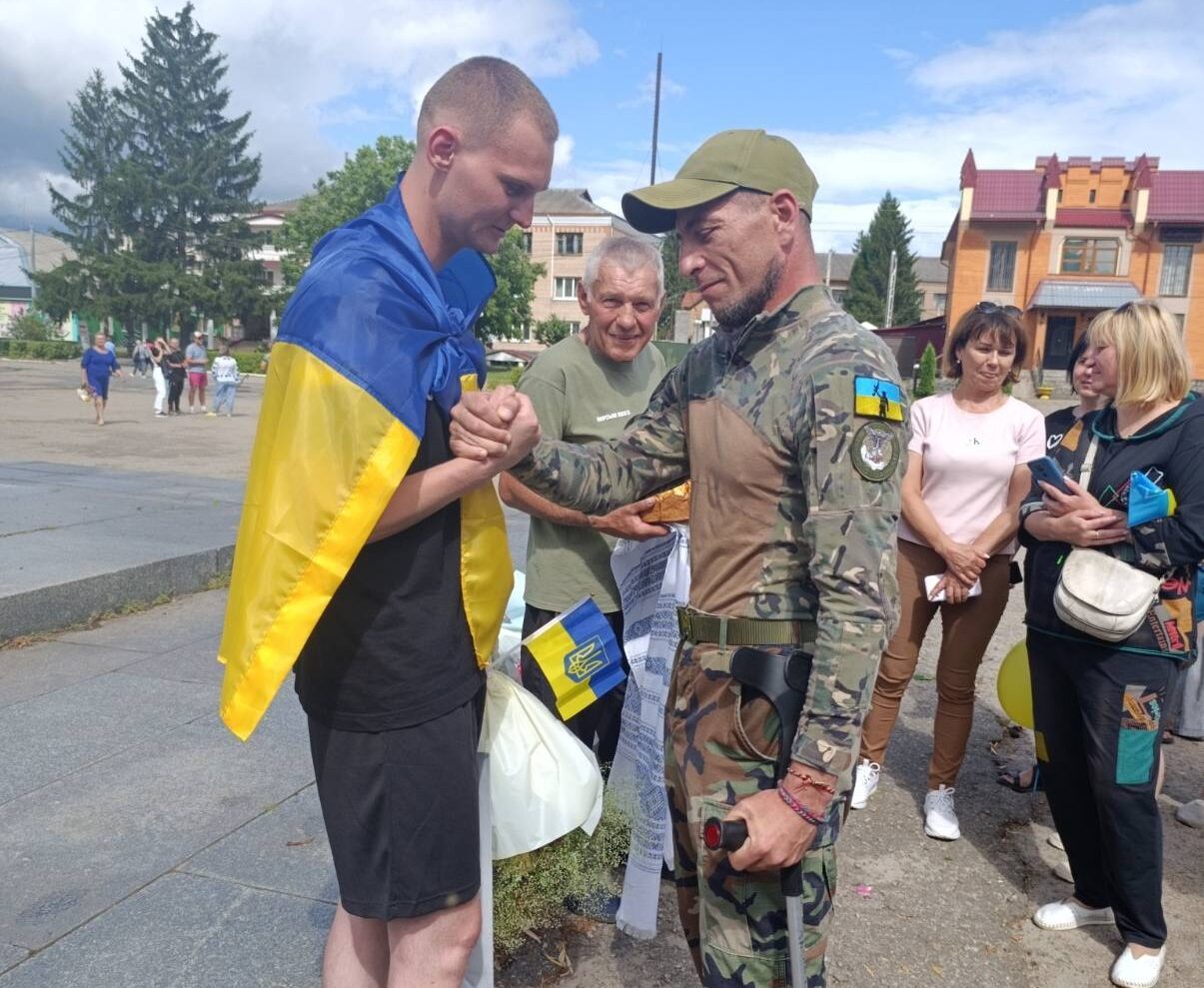 чоловіки тиснуть руки