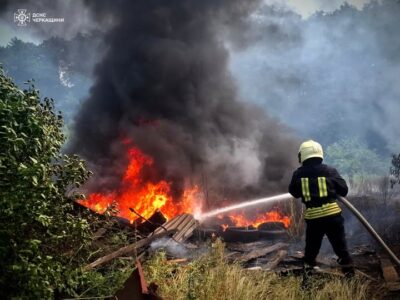 пожежник гасить вогонь