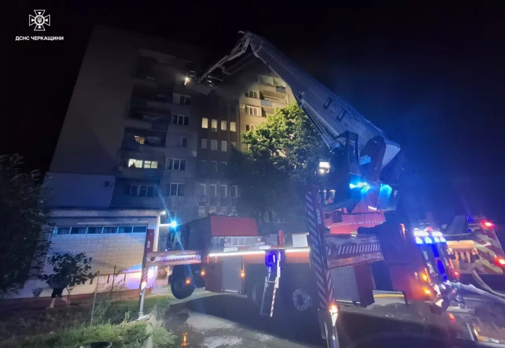 ДСНС на місці пожежі у Черкасах