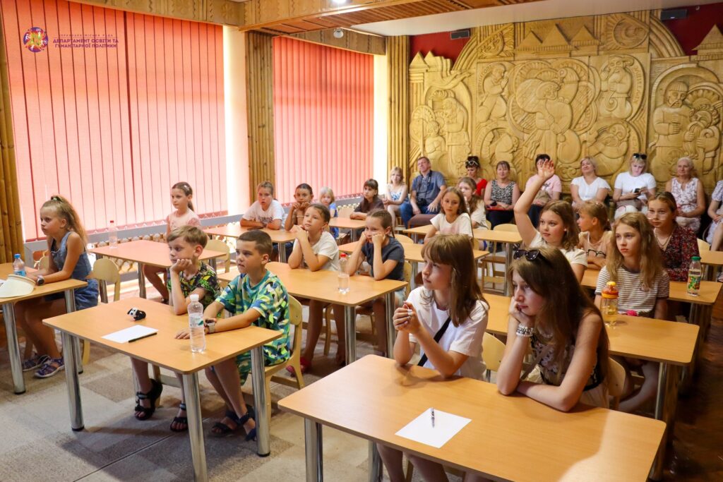 діти за столами