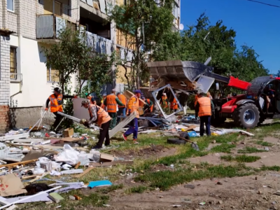 прибирають вулицю