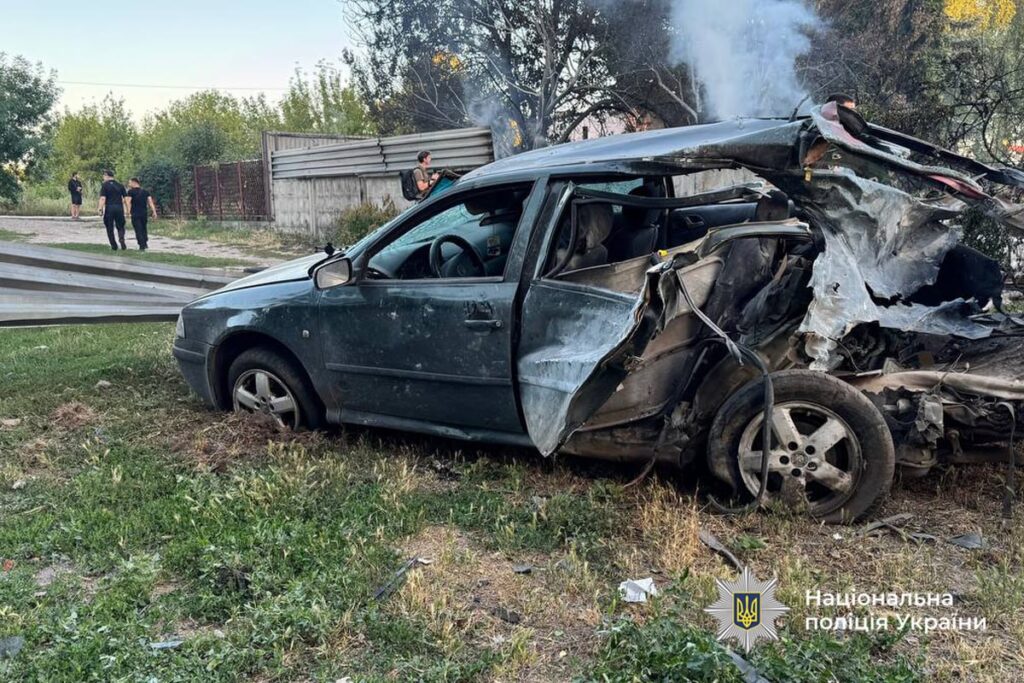 пошкоджене авто після ракетної атаки