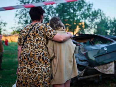 люди обіймаються після ракетної атаки росії