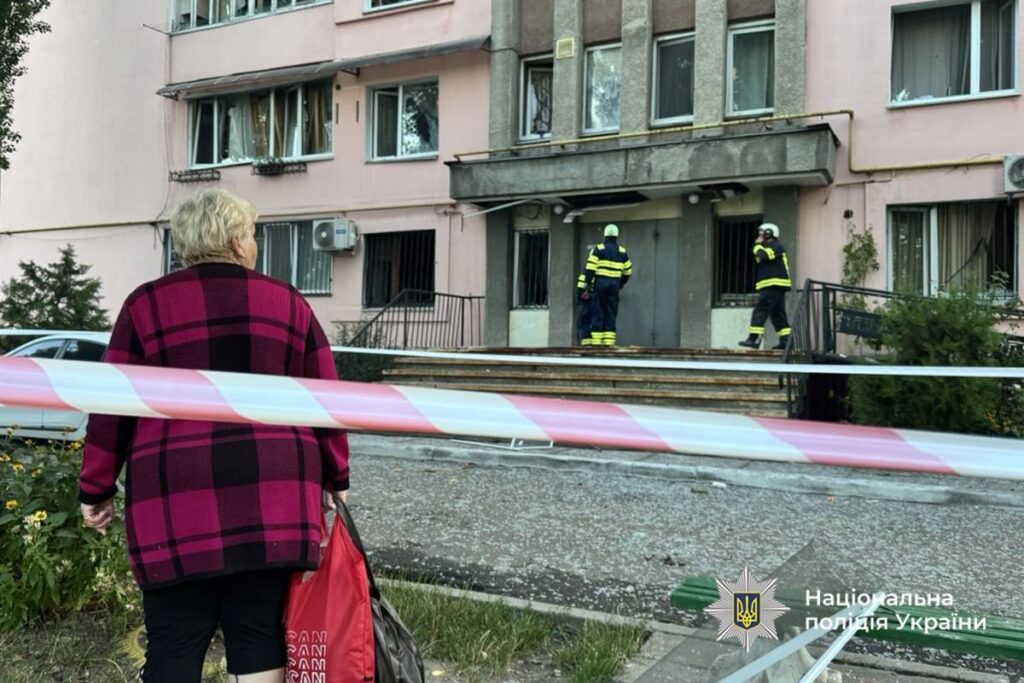 пошкоджений після атаки будинок огороджено стрічкою