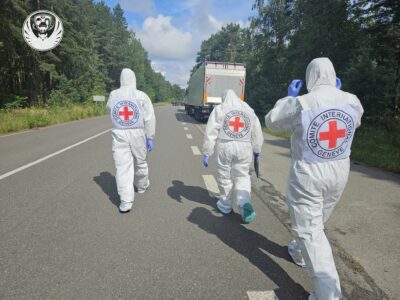 люди у костюмах