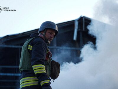 рятувальник гасить пожежу після обстрілу